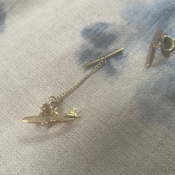 Federal Express flight pin. VINTAGE memorabilia - Picture 3 of 6